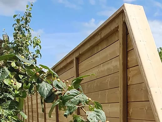 Acoustic timber fencing with capping