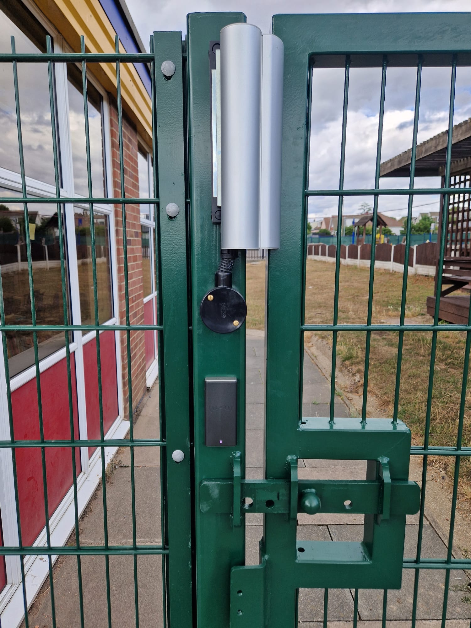 Card reader and LOCINOX hydraulic closer fitted to the green mesh gate