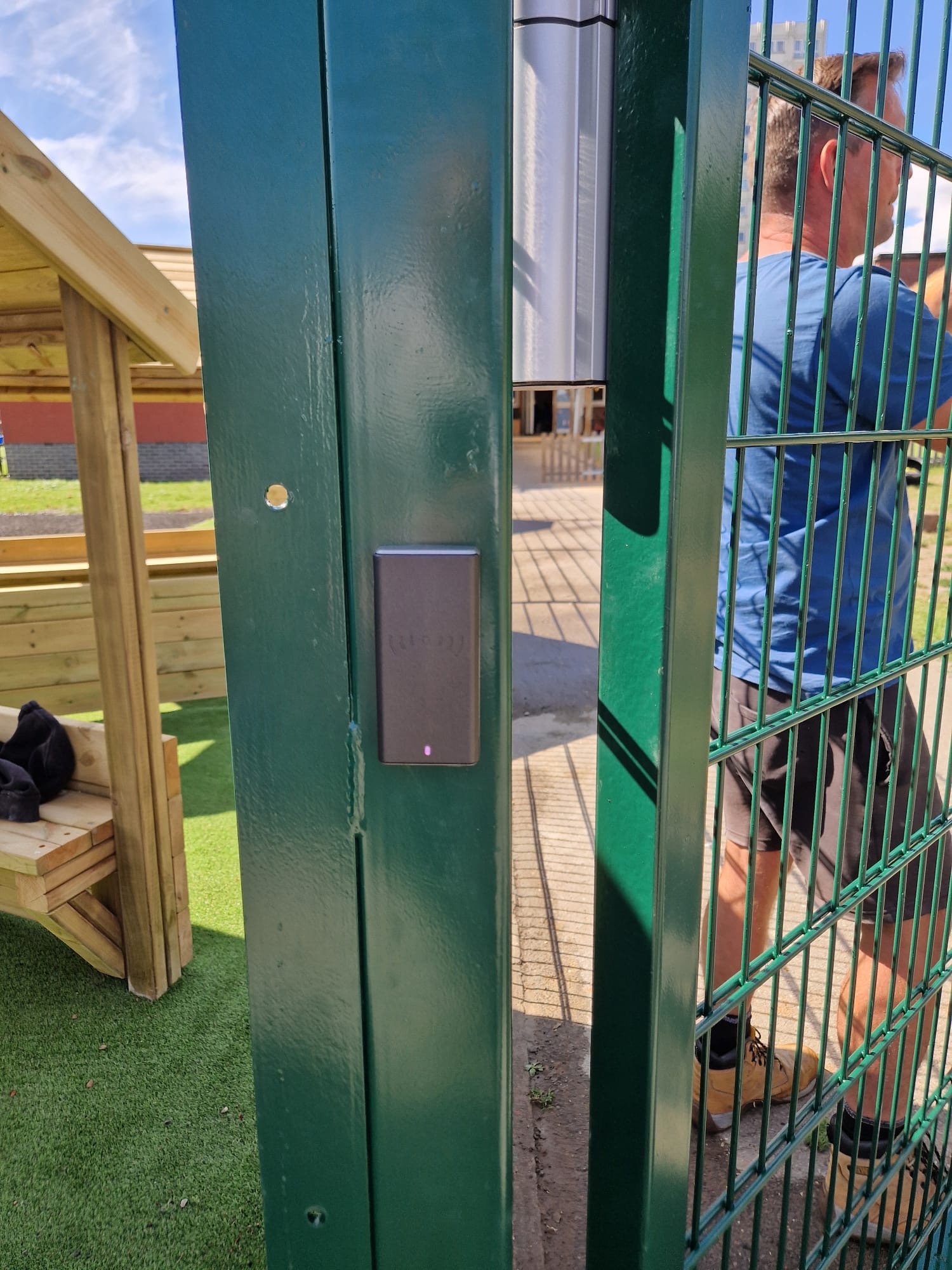 Access control reader and magnetic lock fitted to the double-leaf gate